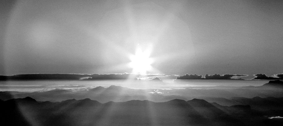 Nascer do sol em preto e branco